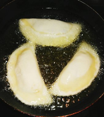 Cheburek yağı tavada kızartma etli. Chebureks. Evde yemek.