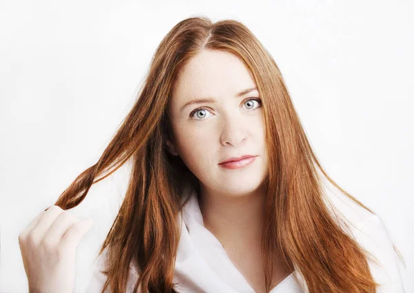 güzel genç Kızıl çilli portre üzerinde beyaz izole kadınla