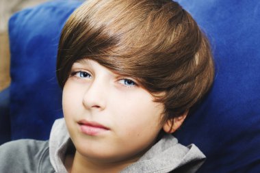 Bir yakışıklı mavi gözlü çocuk portresi. Çocuk possing