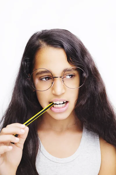 Una hermosa niña africana en gafas con lápiz en la mano —  Fotos de Stock