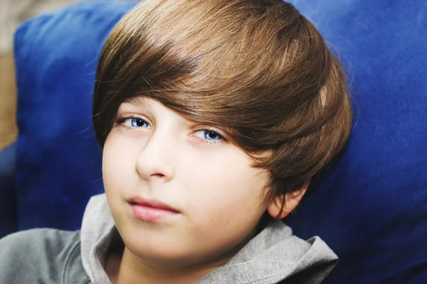 青い目のハンサムな男の子の肖像画。子供 possing — ストック写真