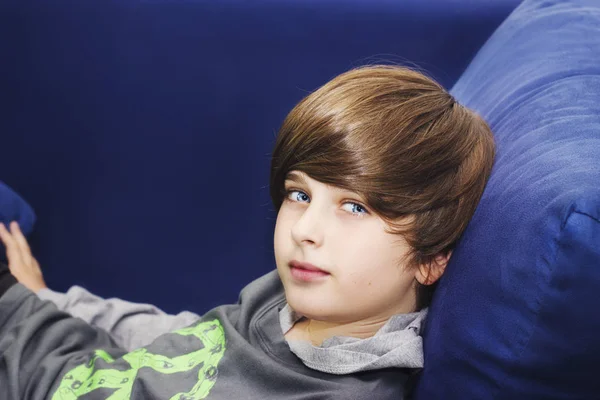 Un retrato de un guapo chico de ojos azules. Hermoso niño possing —  Fotos de Stock