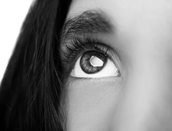 Um olhar bonito olhar perspicaz olho de menina. Fechar — Fotografia de Stock