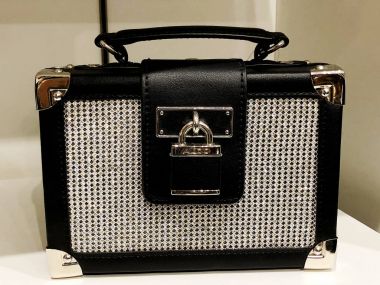 Rishon Le Zion, İsrail - 29 Aralık, 2017:Women'ın moda lüks ve siyah çanta. Şık bayanlar çanta. Zarif bir kız torba. Kadın çantası siyah