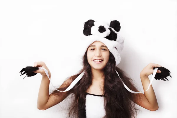 Retrato de una adorable chica en sombrero de panda sobre fondo blanco . — Foto de Stock