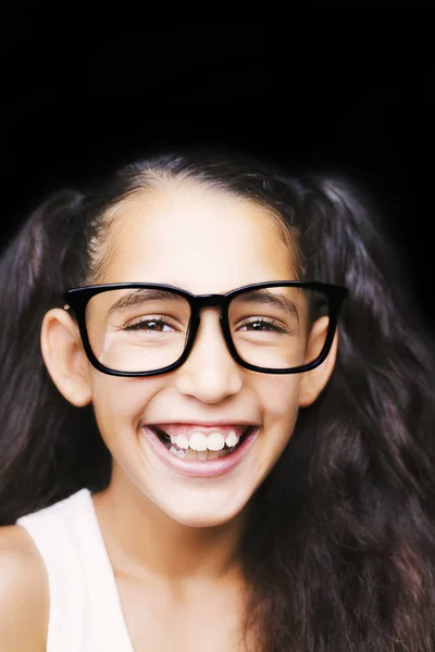 Imagen de una hermosa joven africana con gafas . —  Fotos de Stock