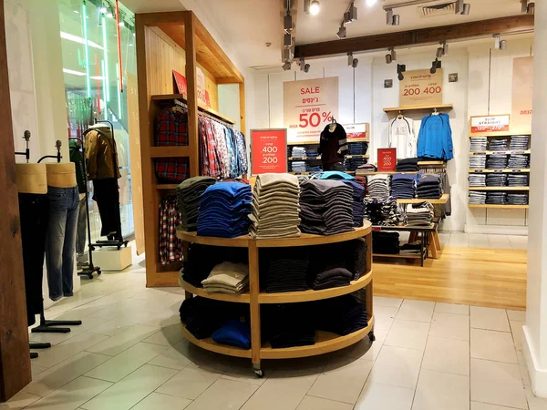 Rishon Le Zion, Izrael - 29 grudnia 2017: nowoczesne ubrania w sklepie na wieszaku. — Zdjęcie stockowe