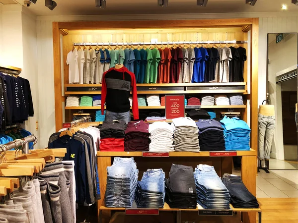 Rishon Le Zion, Izrael - 29 grudnia 2017: nowoczesne ubrania w sklepie na wieszaku. — Zdjęcie stockowe