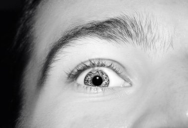 Adamın mavi göz görüntüsünü.