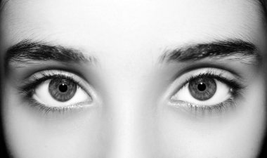 Güzel, anlayışlı bir kadının gözleri..