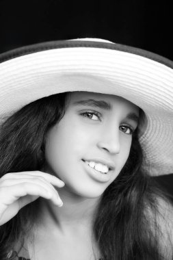 Güneş şapkası ile gülüyor bir Afro-Amerikan kız portresi