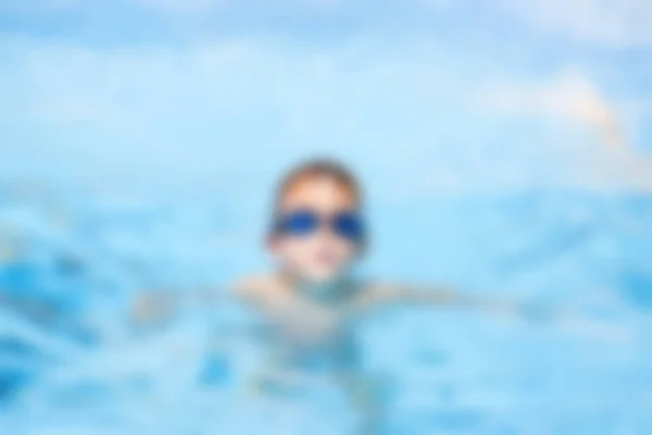 Imagem turva de pessoas que relaxam na piscina — Fotografia de Stock