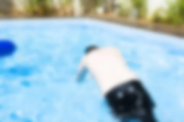 Imagen borrosa de personas relajándose en la piscina —  Fotos de Stock