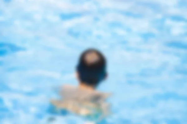 Blurred image of people relaxing at swimming pool — Stock Photo, Image