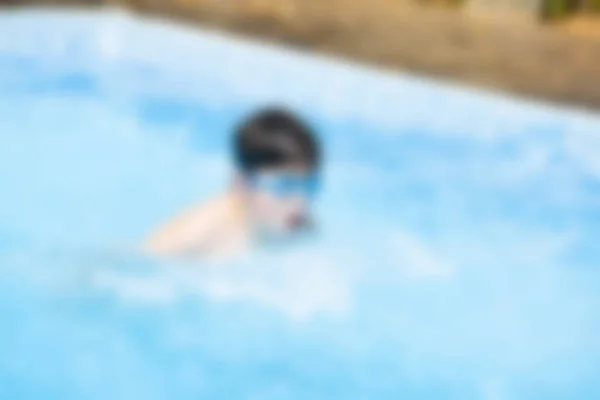 Imagen borrosa de personas relajándose en la piscina —  Fotos de Stock