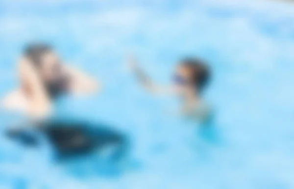 Image floue de personnes se relaxant à la piscine — Photo