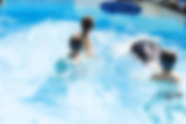 Imagem turva de pessoas que relaxam na piscina — Fotografia de Stock
