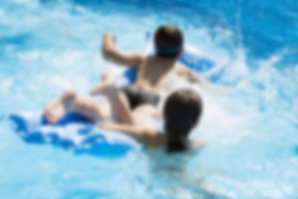 Zamazany obraz ludzi relaks w basenie — Zdjęcie stockowe