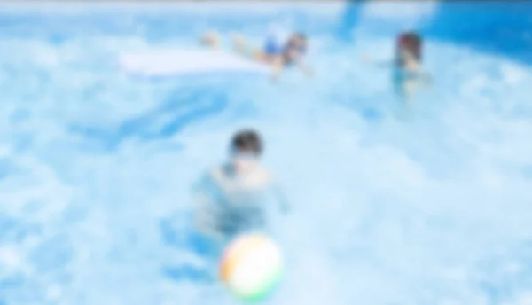 Розмите зображення людей, які відпочивають у басейні — стокове фото