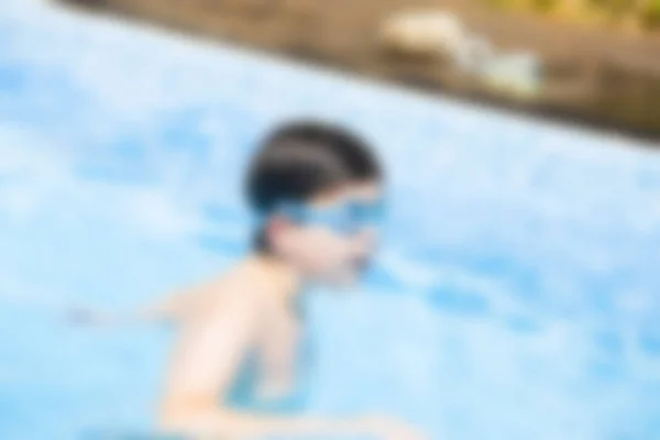 Imagen borrosa de personas relajándose en la piscina —  Fotos de Stock