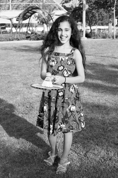 Menina ativa jogando badminton ao ar livre — Fotografia de Stock