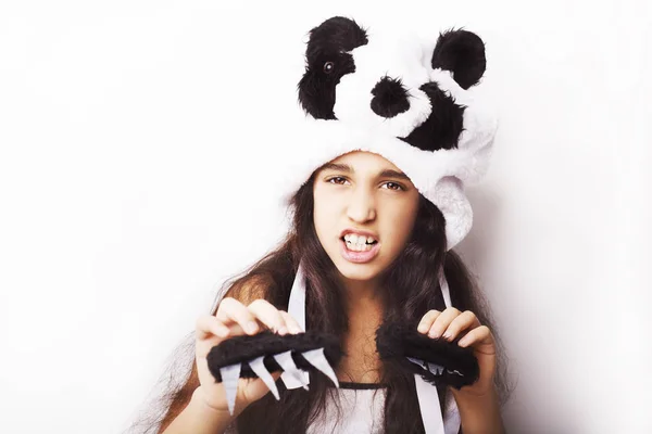 Retrato de uma menina adorável em chapéu de panda no fundo branco — Fotografia de Stock