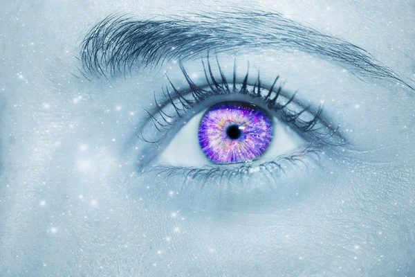 Un hermoso ojo de mujer mirada perspicaz con el efecto del espacio frente a los ojos . — Foto de Stock