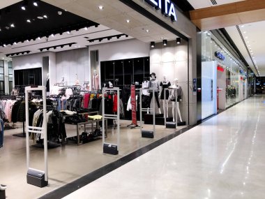 Rishon Le Zion, İsrail - 3 Ocak 2018: giyim mağazası içinde Azrieli alışveriş merkezinde Rishon Le Zion