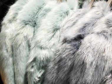 Bir dükkanda bir askı üzerinde modern giysiler. 