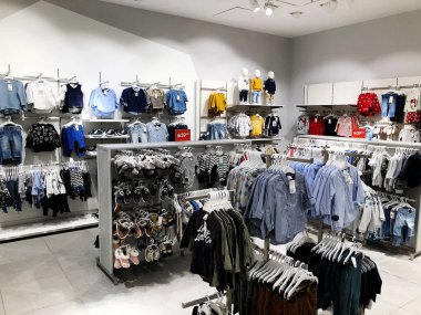 Rishon Le Zion, İsrail - 3 Ocak 2018: giyim mağazası içinde Azrieli alışveriş merkezinde Rishon Le Zion