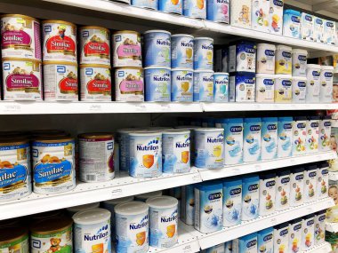 Rishon Le Zion, İsrail - 3 Ocak 2018: bebek maması farklı türlerde dükkanda satılan