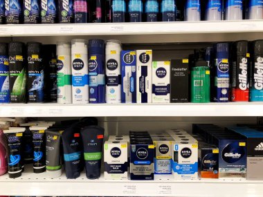 Rishon Le Zion, İsrail - 3 Ocak 2018: erkekler hijyen bölgesinde Azrieli alışveriş merkezinde Rishon Lezion