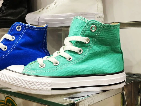 Rishon Le Zion, İsrail - 12 Şubat 2018: farklı renklerde bir lüks mağazasında satılan spor ayakkabı — Stok fotoğraf