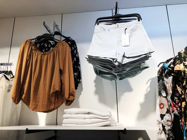 Rishon le zion, israelisch-februar 12, 2018: moderne Kleidung in einem Geschäft auf einem Kleiderbügel. — Stockfoto