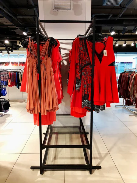 Rishon Le Zion, Izrael - 12 stycznia 2018: nowoczesne ubrania w sklepie na wieszaku. — Zdjęcie stockowe