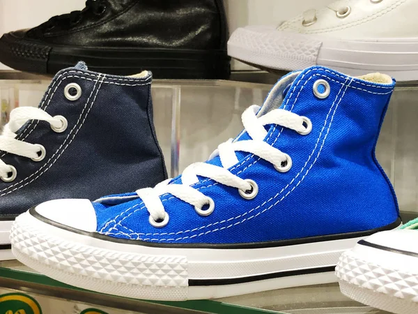 Farklı renklerde bir lüks mağazasında satılan spor ayakkabı — Stok fotoğraf