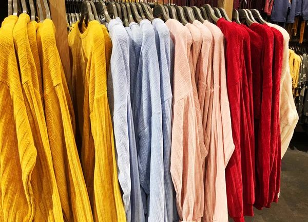 Moderne Kleidung in einem Geschäft auf einem Kleiderbügel. — Stockfoto