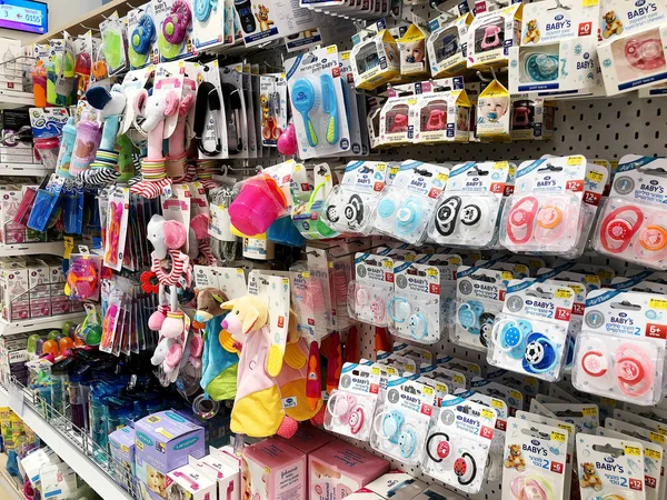 Rishon Le Zion, Izrael - 2018. január 3.: csecsemő mellbimbója, játékok és tartozékok forgalomba a boltban — Stock Fotó