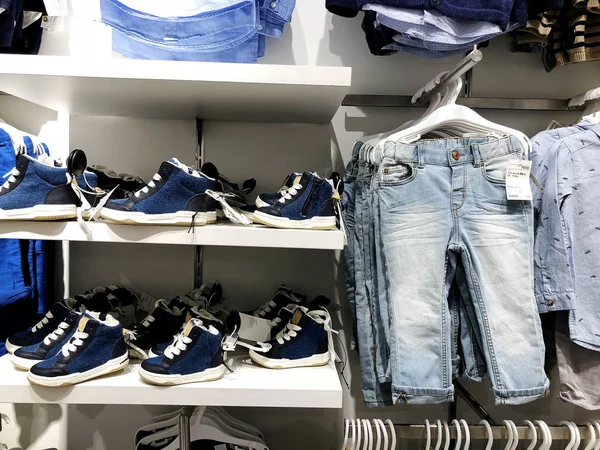 Rishon Le Zion, İsrail - 3 Ocak 2018: giyim mağazası içinde Azrieli alışveriş merkezinde Rishon Le Zion — Stok fotoğraf