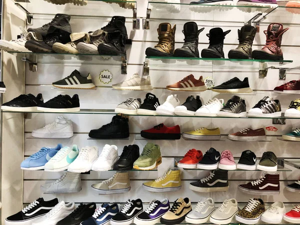 Rishon Le Zion, Israël - 12 februari 2018: Sneakers in verschillende kleuren in een luxe winkel verkocht — Stockfoto