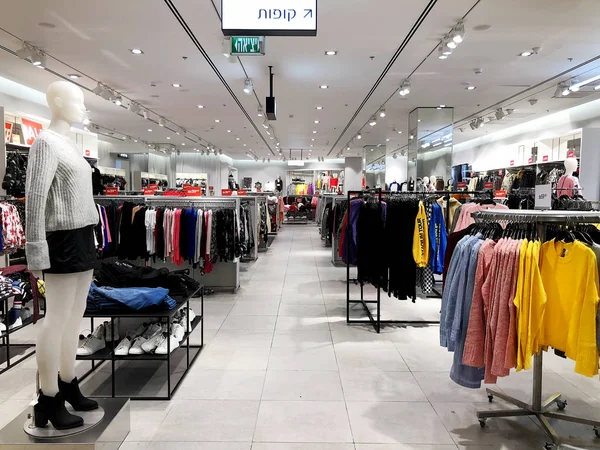 Rishon Le Zion, İsrail - 3 Ocak 2018: giyim mağazası içinde Azrieli alışveriş merkezinde Rishon Le Zion — Stok fotoğraf