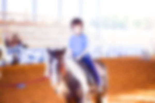 抽象模糊的背景。为孩子们上骑马课 — 图库照片