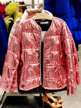 Rishon Le Zion, İsrail - 12 Ocak 2018: giyim mağazası içinde Azrieli alışveriş merkezinde Rishon Le Zion