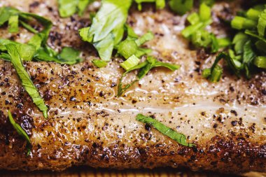 Kızarmış domuz eti ile maydanoz bitki yaprakları garnitür pişmiş 