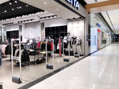 Rishon Le Zion, İsrail - 3 Ocak 2018: giyim mağazası içinde Azrieli alışveriş merkezinde Rishon Le Zion