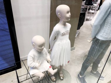 Rishon Le Zion, İsrail - 3 Ocak 2018: giyim mağazası içinde Azrieli alışveriş merkezinde Rishon Le Zion