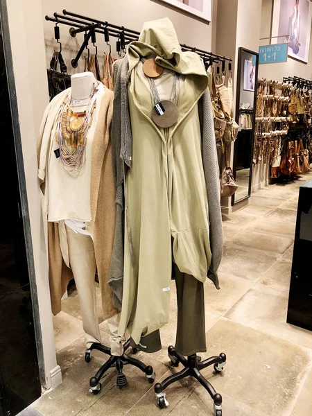 里雄莱锡安乐锡安, 以色列-2018年1月3日: 在列百货商场内的服装店在里雄莱锡安勒锡安 — 图库照片