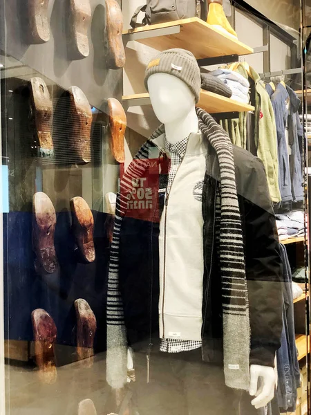 里雄莱锡安乐锡安, 以色列-2018年1月3日: 在列百货商场内的服装店在里雄莱锡安勒锡安 — 图库照片