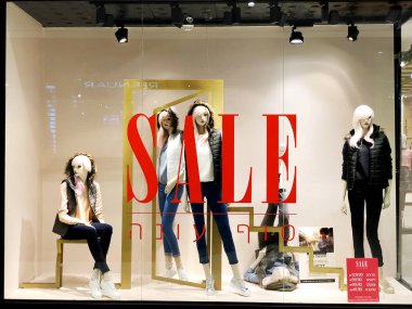 Rishon Le Zion, İsrail - 3 Ocak 2018: giyim mağazası içinde Azrieli alışveriş merkezinde Rishon Le Zion