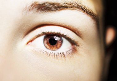 Adamın güzel anlayışlı göz göz görüntüsünü kapat.